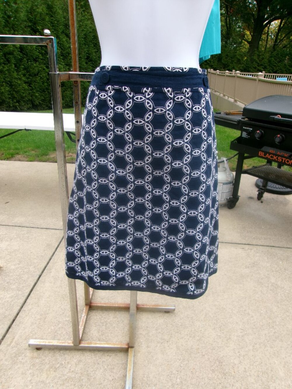 ANN TAYLOR NAVY EMB SKIRT 12